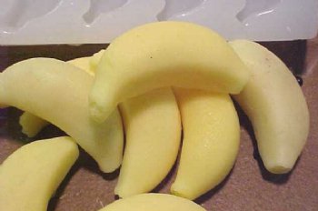 https://www.vanyulay.com/wp-content/uploads/2015/10/Mini-Whole-Banana-Embeds-7-Cavity-Silicone-Mold-595-2.jpg