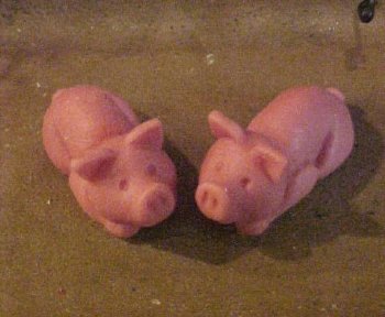 https://www.vanyulay.com/wp-content/uploads/2015/10/Pig-Tarts-Silicone-Mold-5307-1.jpg
