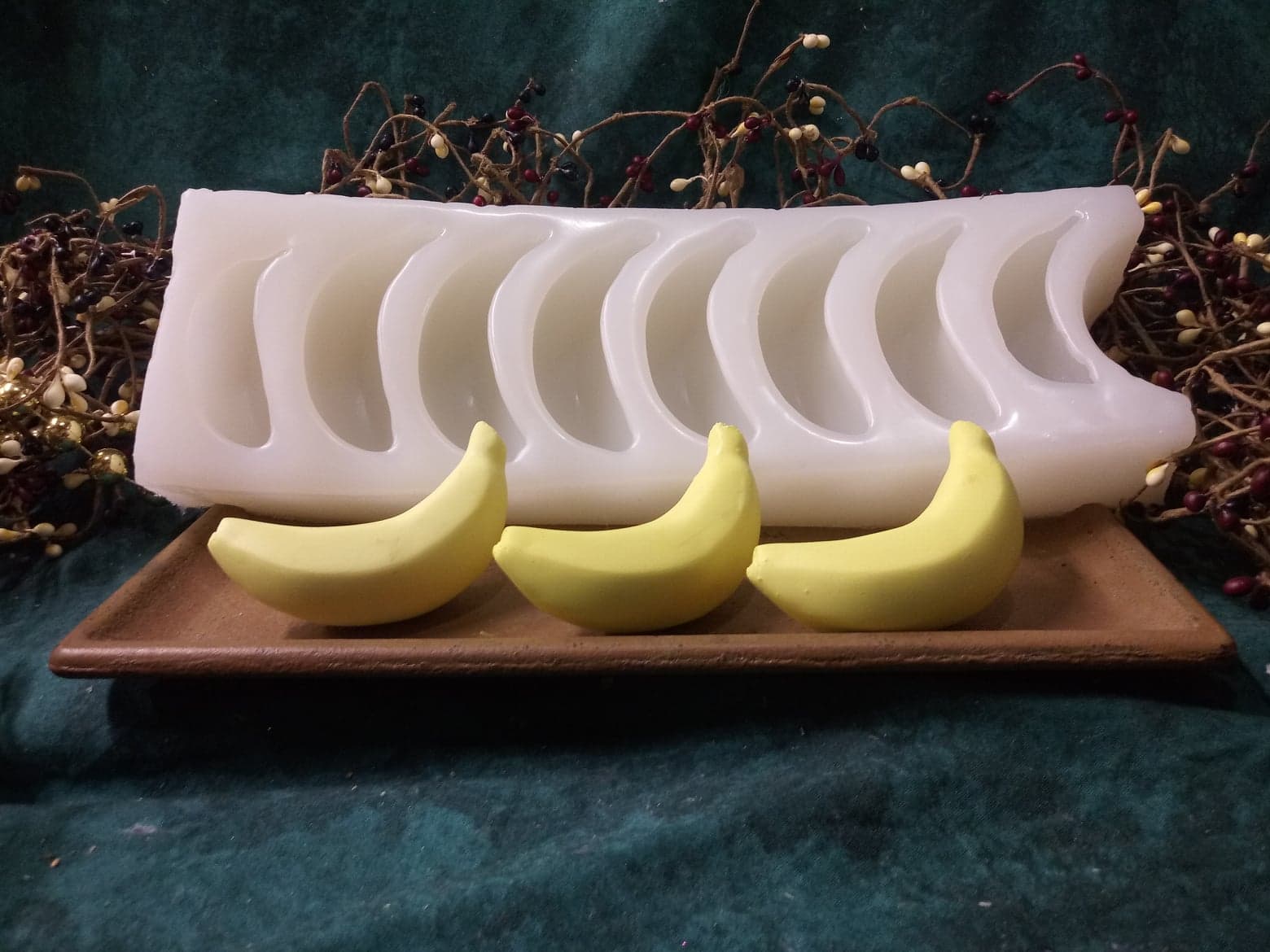 https://www.vanyulay.com/wp-content/uploads/2019/10/banana-8-cav-mold-with-embeds.jpg